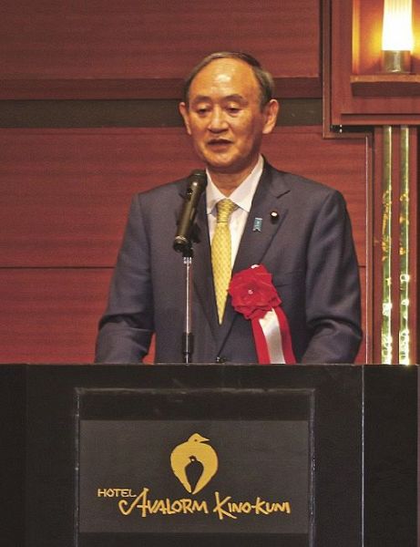 自民党県連の「政経文化パーティー」で講演する菅義偉前首相（和歌山市で）