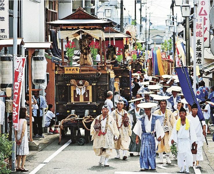 昨年夏に営まれた田辺祭。市街地を練る祭りの一行（２０１９年７月２４日、和歌山県田辺市本町で）