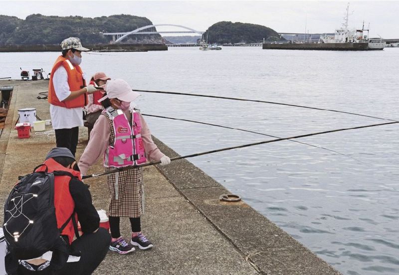 珍魚釣りを体験する参加者（和歌山県串本町串本で）