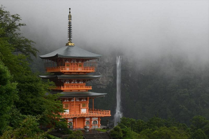 霧に包まれる那智の滝と三重の塔（和歌山県那智勝浦町那智山で）