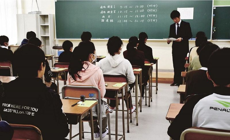 適性検査の開始を待つ児童（２５日、和歌山県田辺市学園で）