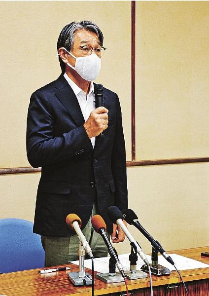 会見を開き感染拡大防止に協力を呼び掛ける真砂充敏市長（２０日、和歌山県田辺市役所で）