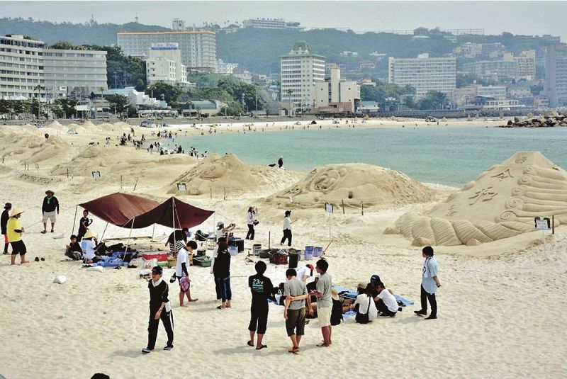海岸に並ぶ砂像（２０１９年５月の第５１回大会）＝和歌山県白浜町の白良浜で