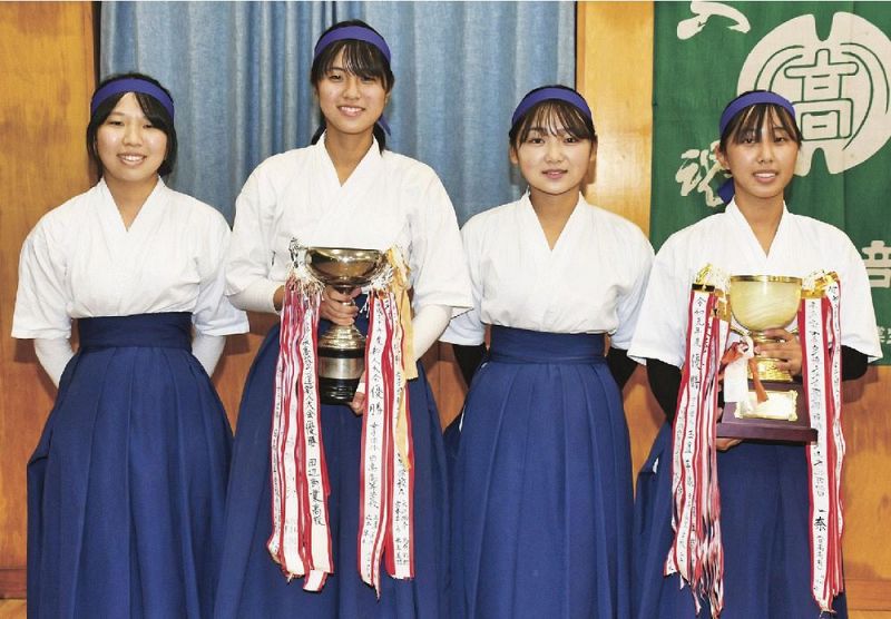 県新人大会の女子団体で優勝した神島のメンバー。右端は個人優勝の稲薮紫音さん