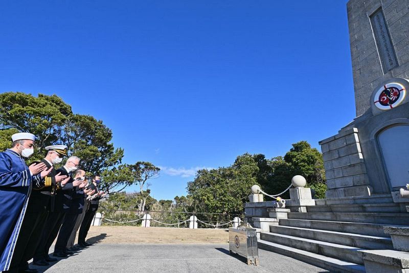 慰霊碑の前で祈りをささげるコルクット・ギュンゲン大使（左から３人目）ら＝和歌山県串本町樫野で
