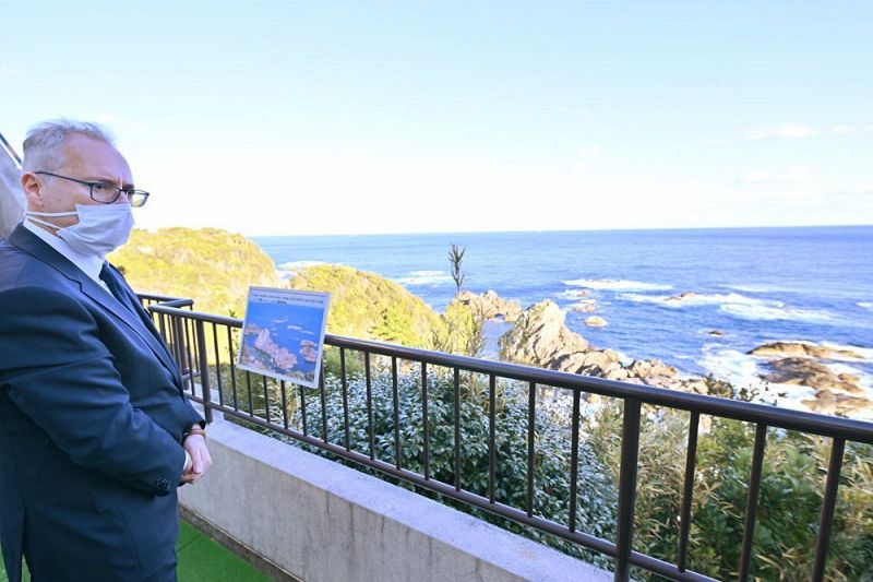トルコ記念館を訪れ、エルトゥールル号が遭難した海を見るギュンゲン大使（和歌山県串本町樫野で）