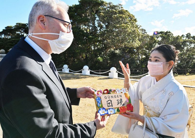 ギュンゲン大使（左）にネームプレートを寄贈する杉本紘子さん＝和歌山県串本町樫野で