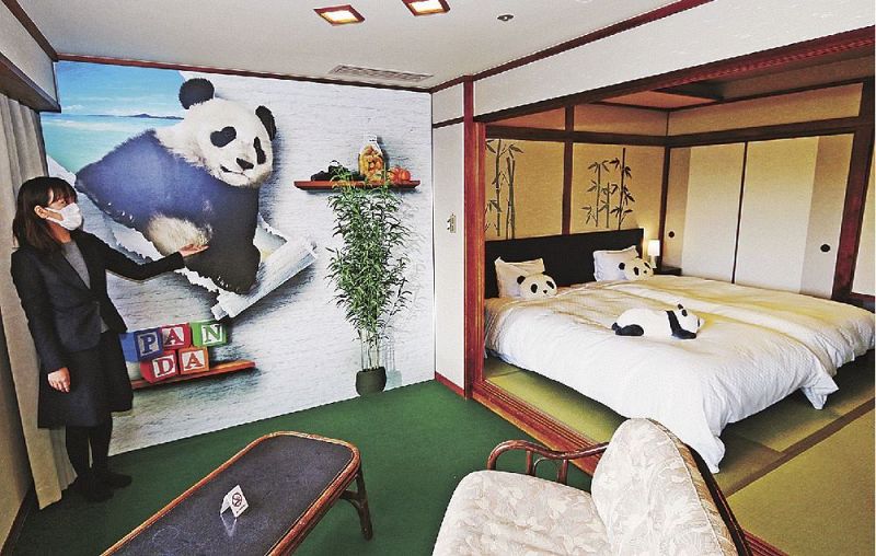 パンダのイラストを描いた壁があるパンダルーム。グッズも多彩に用意している＝和歌山県白浜町の白良荘グランドホテルで