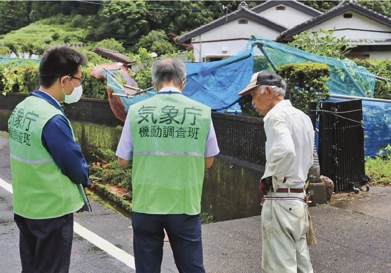 現地で被災者（右）から聞き取り調査をする気象庁機動調査班＝和歌山県串本町上田原で