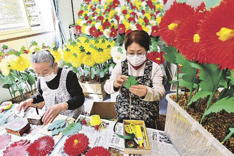 熊野本宮大社の例大祭に向けて挑花作りに取り組む女性たち（２日、和歌山県田辺市本宮町で）