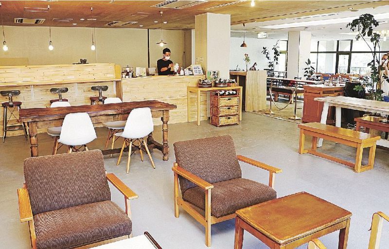 簡易宿泊施設にオープンしたカフェ。広々とした空間にカウンター、２人用、４人用などの席を設けている（和歌山県白浜町で）