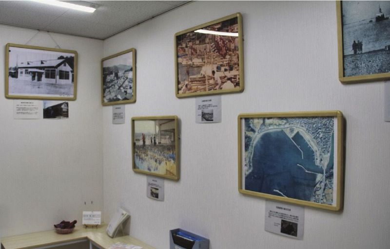 印南港の航空写真や昭和初期の印南駅などが写真で紹介されている（和歌山県印南町印南で）