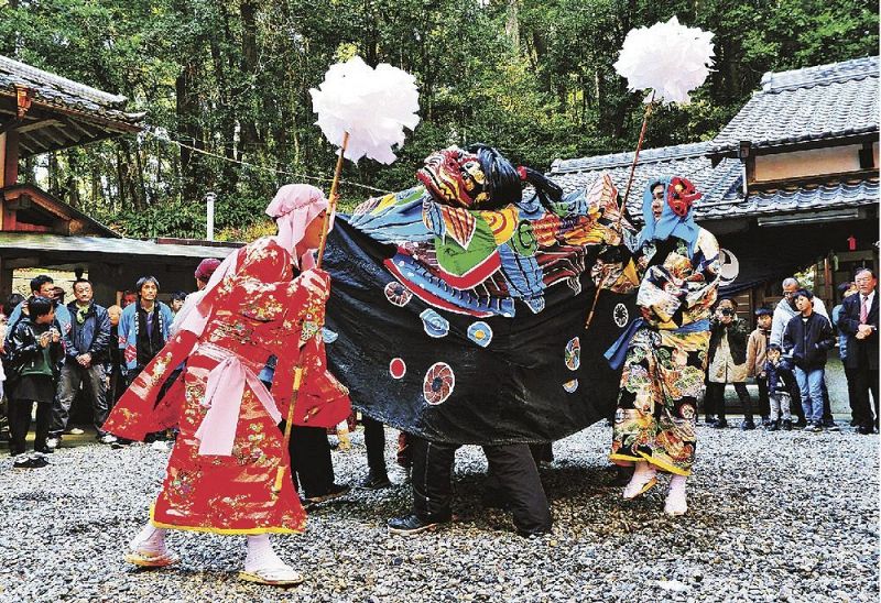 神殿広場で奉納神楽を舞う氏子ら（１３日、和歌山県田辺市稲成町で）