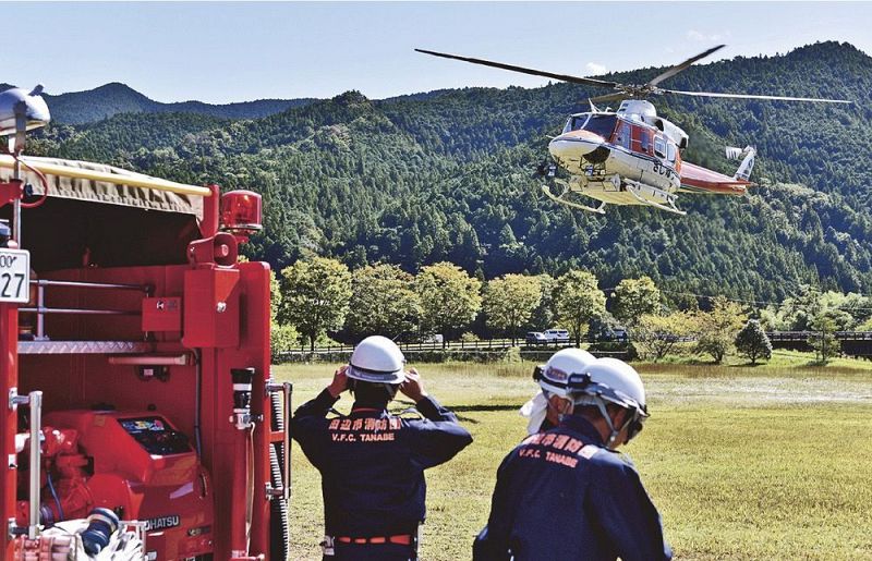 給水を受けた後、散水に向けて離陸する防災ヘリ（１１日、和歌山県田辺市中辺路町近露で）