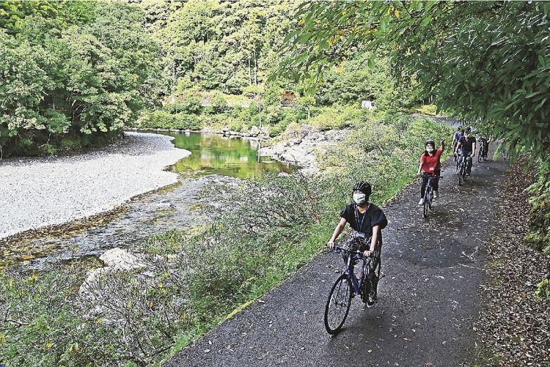 清流沿いでサイクリングを楽しむ学生ら（和歌山県古座川町小川で）