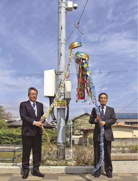 林誠一副市長（左）と森川直巳会長がくす玉を割り、防犯カメラの設置を祝った＝１３日、和歌山県田辺市の扇ケ浜公園で