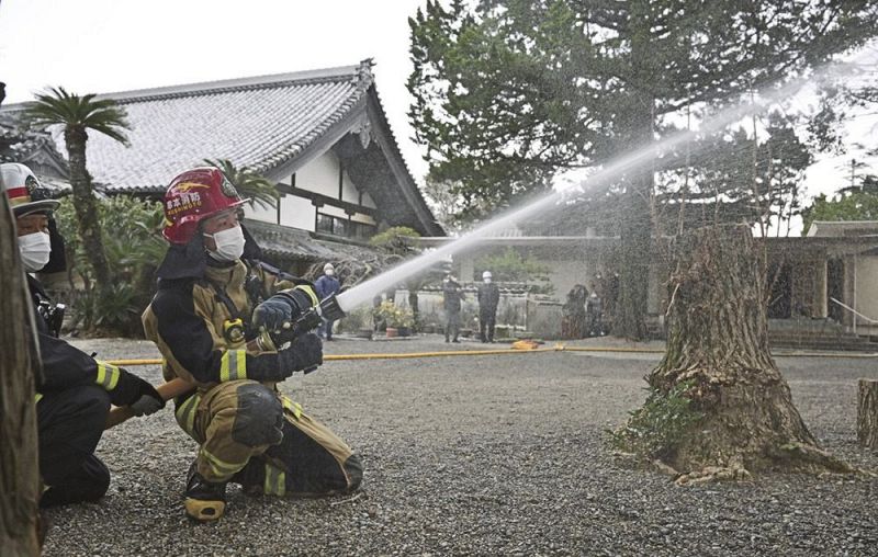 無量寺の境内で放水をする消防署員（和歌山県串本町串本で）