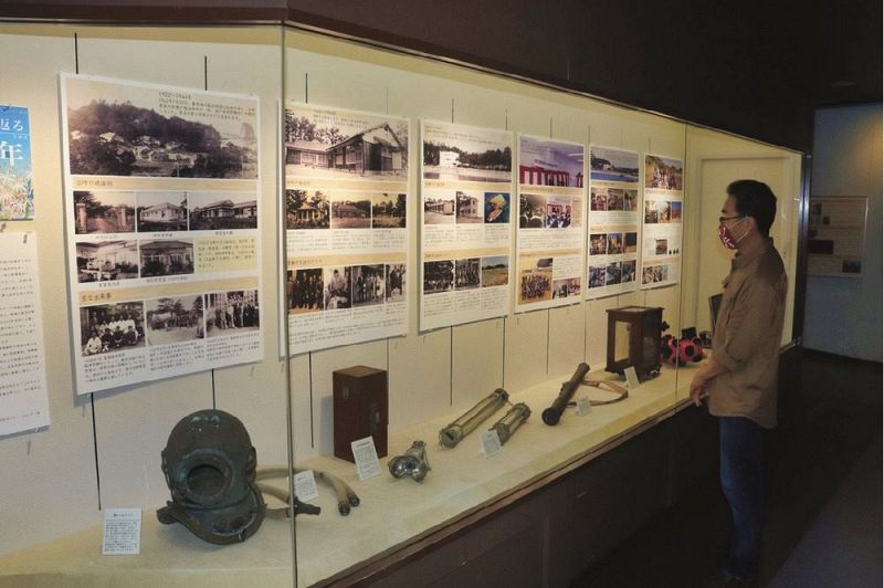 実験所の歴史を紹介したパネルや研究道具などを展示している（和歌山県白浜町で）