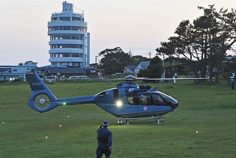 訓練で潮岬に着陸した県警のヘリコプター（和歌山県串本町潮岬で）