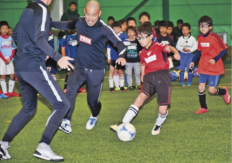 ＰＯＫＤのメンバーと対戦する小学生（和歌山県串本町サンゴ台で）