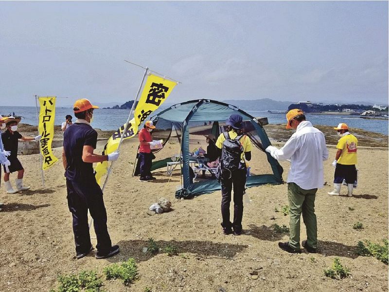 海岸を巡回し、レジャー客にごみ処理や密漁禁止を啓発するみなべ町漁業振興協議会のメンバー（和歌山県みなべ町堺で）