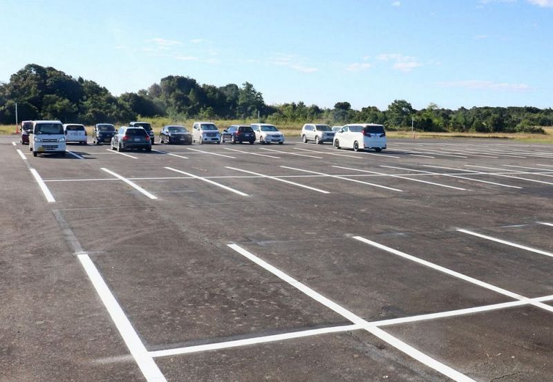 元空港跡地に整備された約３００台分の搭乗者専用駐車場（和歌山県白浜町で）