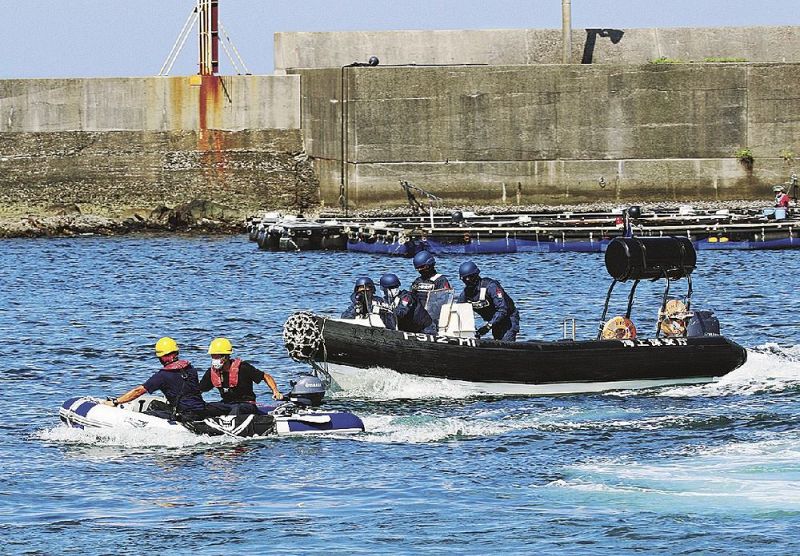 反捕鯨活動家役の乗るミニボートを追いかける海上保安官（１７日、和歌山県太地町太地で）