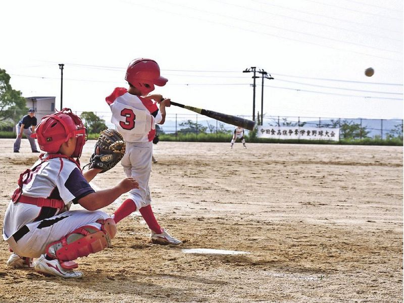 芳養―上秋津の決勝で、決勝点となる適時打を放つ芳養の森本瑞稀君（２８日、和歌山県田辺市の神島台運動場で）