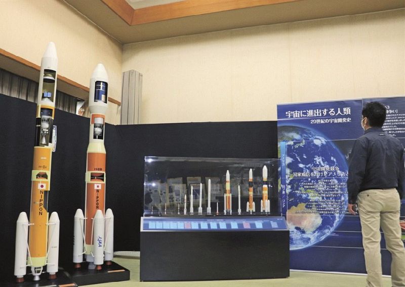 会場にはロケットの模型などが展示されている（１２日、和歌山県串本町西向で）
