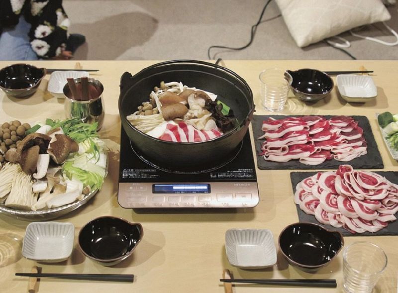 宿泊施設「ＳＥＮ．ＲＥＴＲＥＡＴ　ＴＡＫＡＨＡＲＡ」で提供する猪鍋（日本ユニスト提供）
