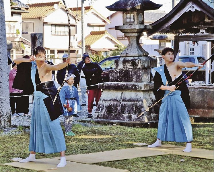 的を狙って矢を射る弓頭（１３日、和歌山県串本町串本で）