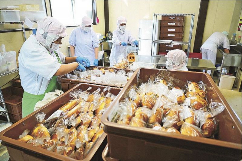 工房でパンを製造する、ふたば第二作業所の利用者や職員（和歌山県田辺市文里１丁目で）