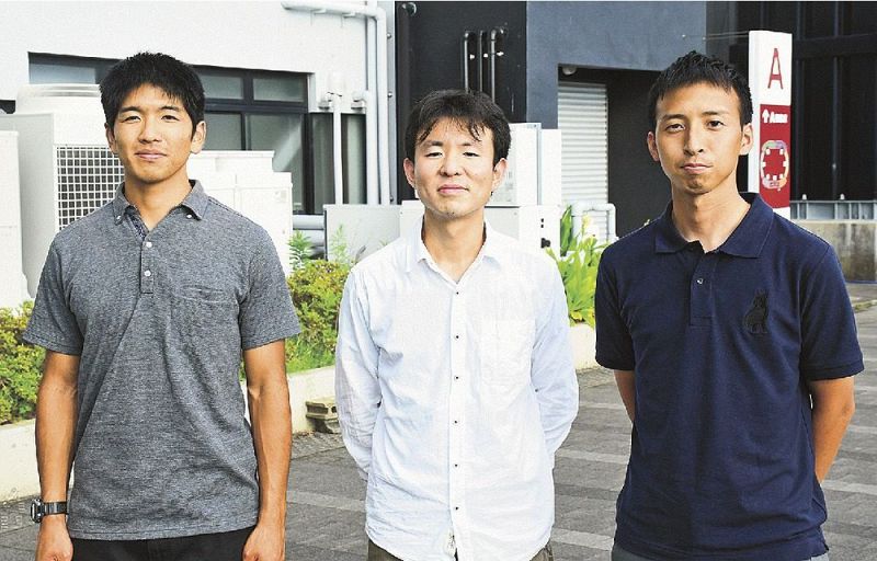 南紀オレンジサンライズＦＣ代表の森永純平さん（中央）と、選手に内定している竹川恭平さん（左）、マネジャーの東原壮志さん