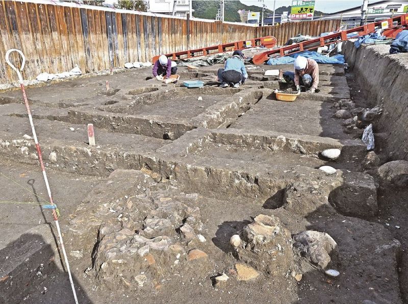 発掘調査で弥生土器が大量に出土している八反田遺跡（１６日、和歌山県新宮市木ノ川で）