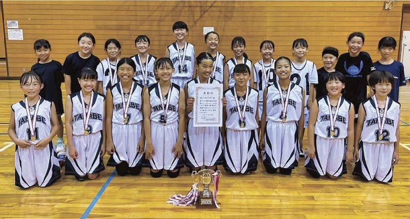 優勝し全関西大会に出場する田辺ミニバスケットボールクラブ女子