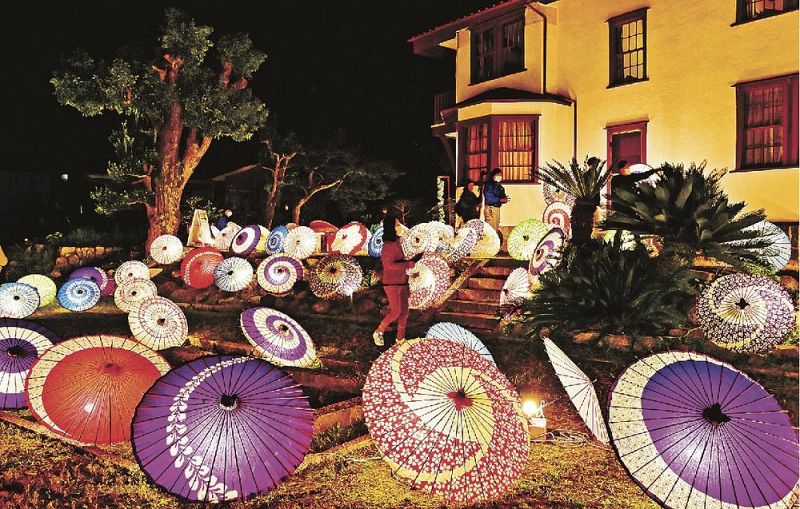 旧西村家住宅の庭を彩る和傘（２７日、和歌山県新宮市で）