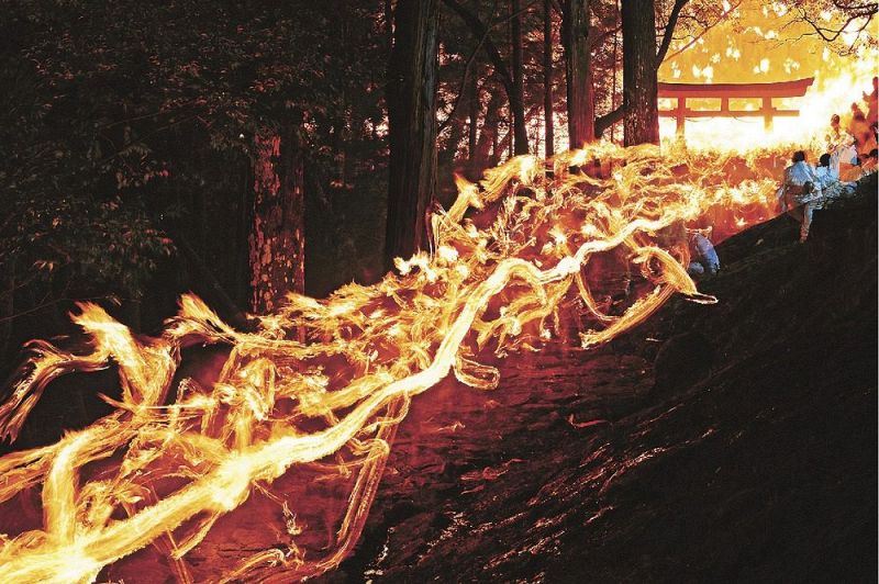 駆け下る男衆が持つたいまつの炎が、新宮節にある「火の滝、下り竜」を作り出した（６日、和歌山県新宮市の神倉神社で）＝露出時間１５秒