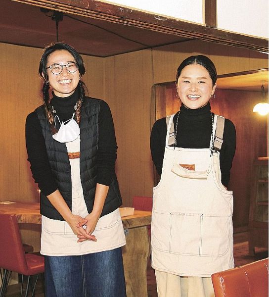 古民家でカレー店を始めた田中真希さん（右）と妹の那津美さん＝和歌山県すさみ町周参見で