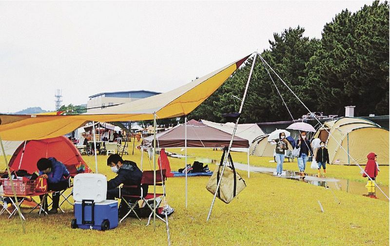 雨の中でもキャンプを楽しむイベント参加者（和歌山県田辺市の扇ケ浜で）