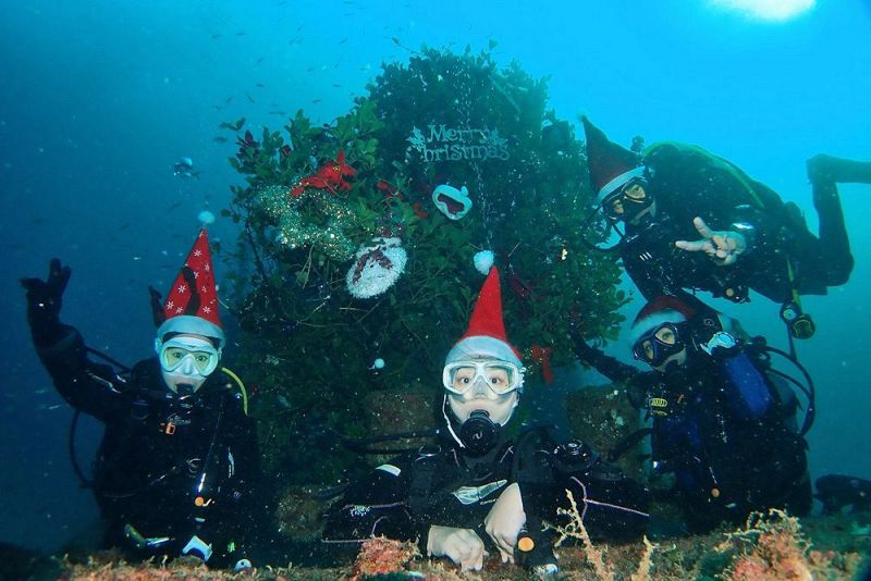 ダイビングスポット「沈船」に設置したクリスマスツリー