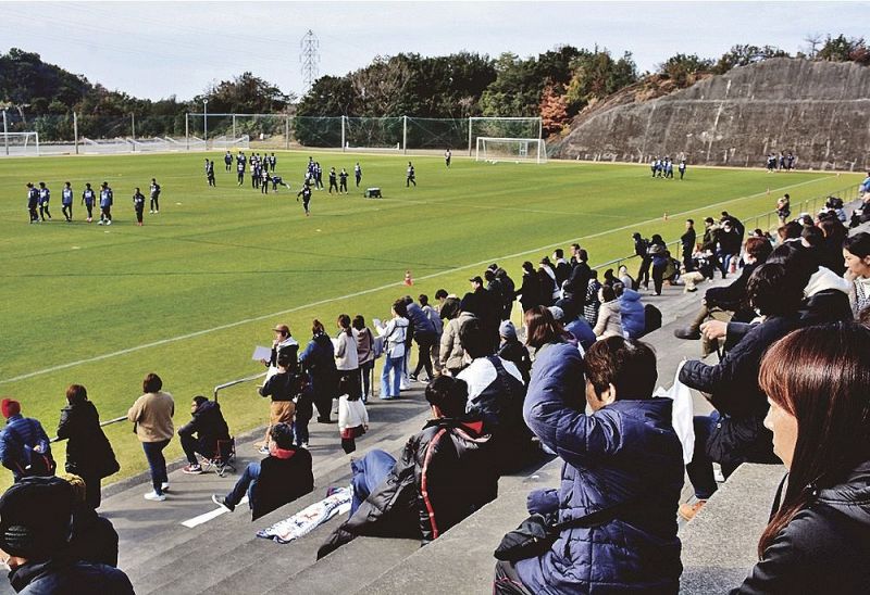 横浜ＦＣのキャンプ期間中、プロ選手を一目見ようと多くの見物人が訪れた（上富田スポーツセンターで）