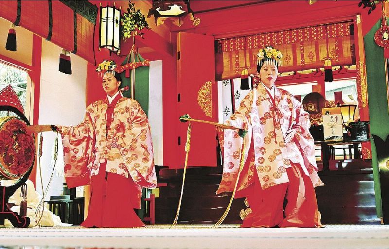 熊野那智大社で浦安の舞を奉納するみこ（２２日、和歌山県那智勝浦町で）