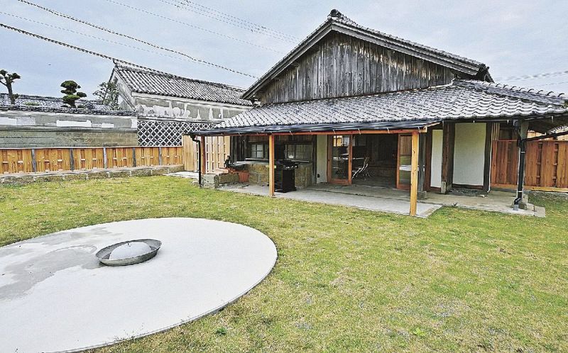 ４件目の古民家活用で、ペットの犬と泊まれる宿泊施設となった「矢源邸」。庭にはドッグランやたき火が楽しめるスペースも設けた（和歌山県串本町串本で）