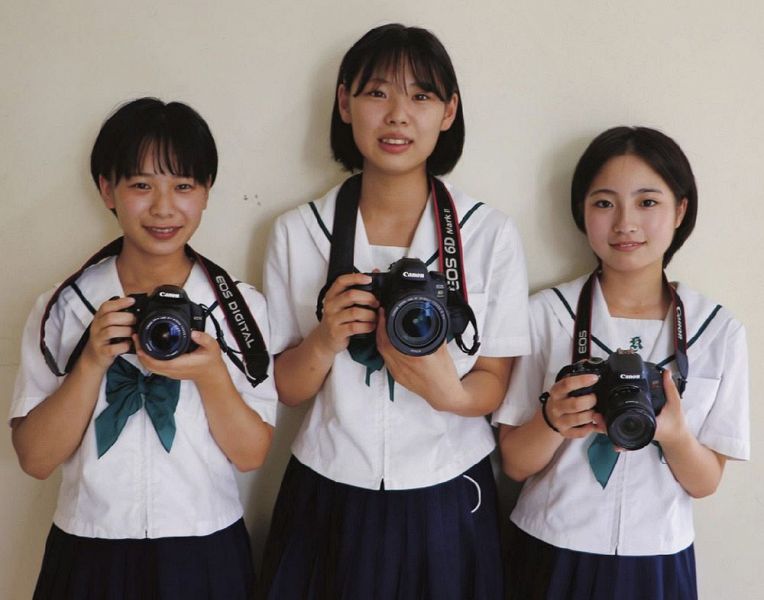 写真甲子園で近畿ブロック審査会に進出した神島高校写真部。（左から）岡﨑ひなたさん、道畑あおいさん、湯川紗愛さん