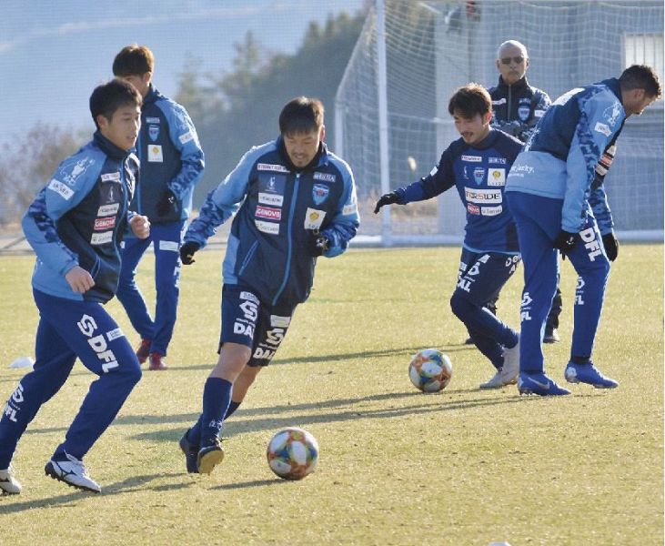 今年１月、上富田スポーツセンターで練習した横浜ＦＣの松井大輔選手（中央）ら＝和歌山県上富田町で