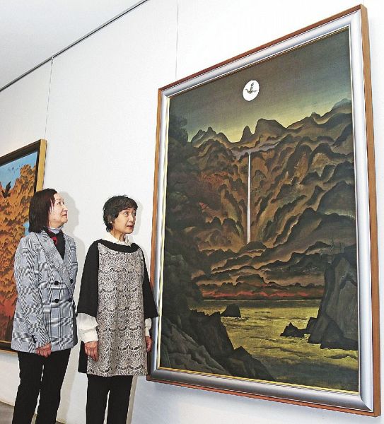 父・稗田一穂さんの作品を鑑賞する長女の由季さん（右）と次女の麻琴さん＝田辺市中辺路町近露の熊野古道なかへち美術館で