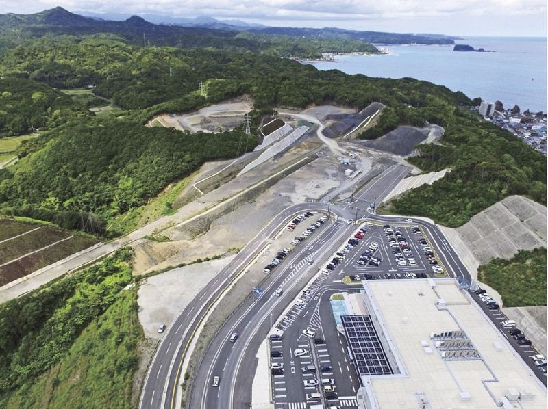 和歌山県串本町が高速道路「すさみ串本道路」の串本ＩＣそばに整備を計画している地域活性化施設の建設予定地（写真中央付近・２０２２年６月撮影）。右下は町役場＝串本町提供