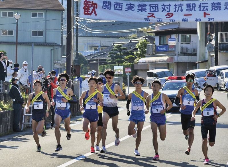 龍神行政局前をスタートする選手（１５日、和歌山県田辺市龍神村西で）