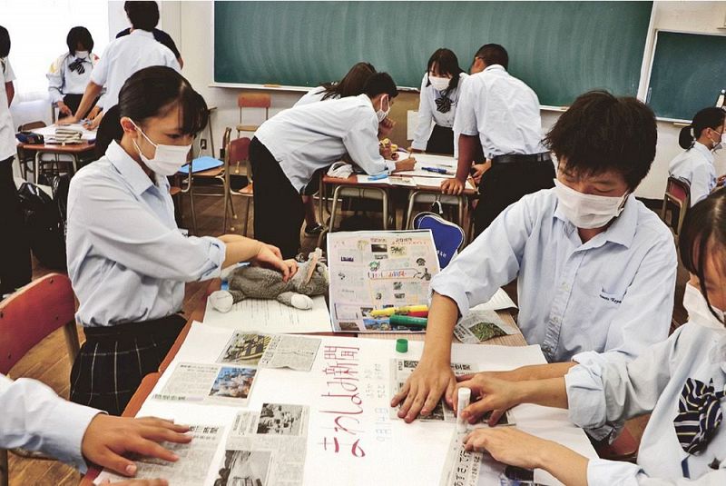 お気に入りの記事を貼り付け、壁新聞を作る串本古座高校の１年生（和歌山県串本町串本で）