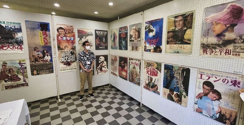 洋画、邦画のポスター約４０点が並ぶ展示会（和歌山県の白浜町中央公民館で）